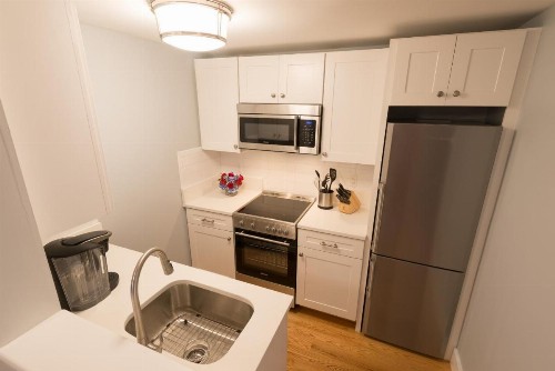 Town & Tide Inn - image 30