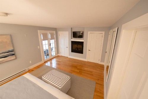 Town & Tide Inn - image 33
