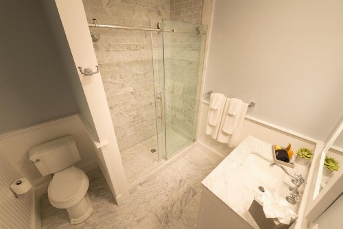 Town & Tide Inn - image 41