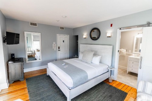 Town & Tide Inn - image 43