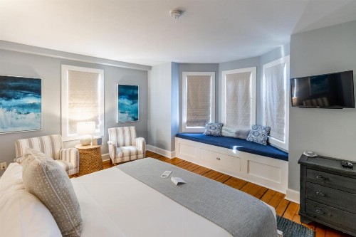 Town & Tide Inn - image 44