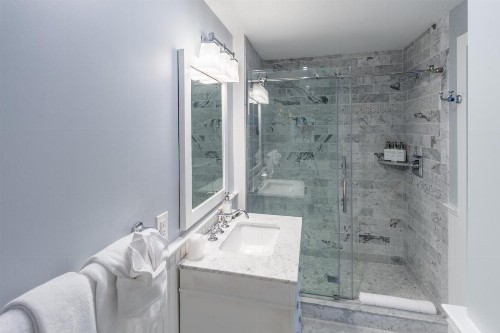 Town & Tide Inn - image 45