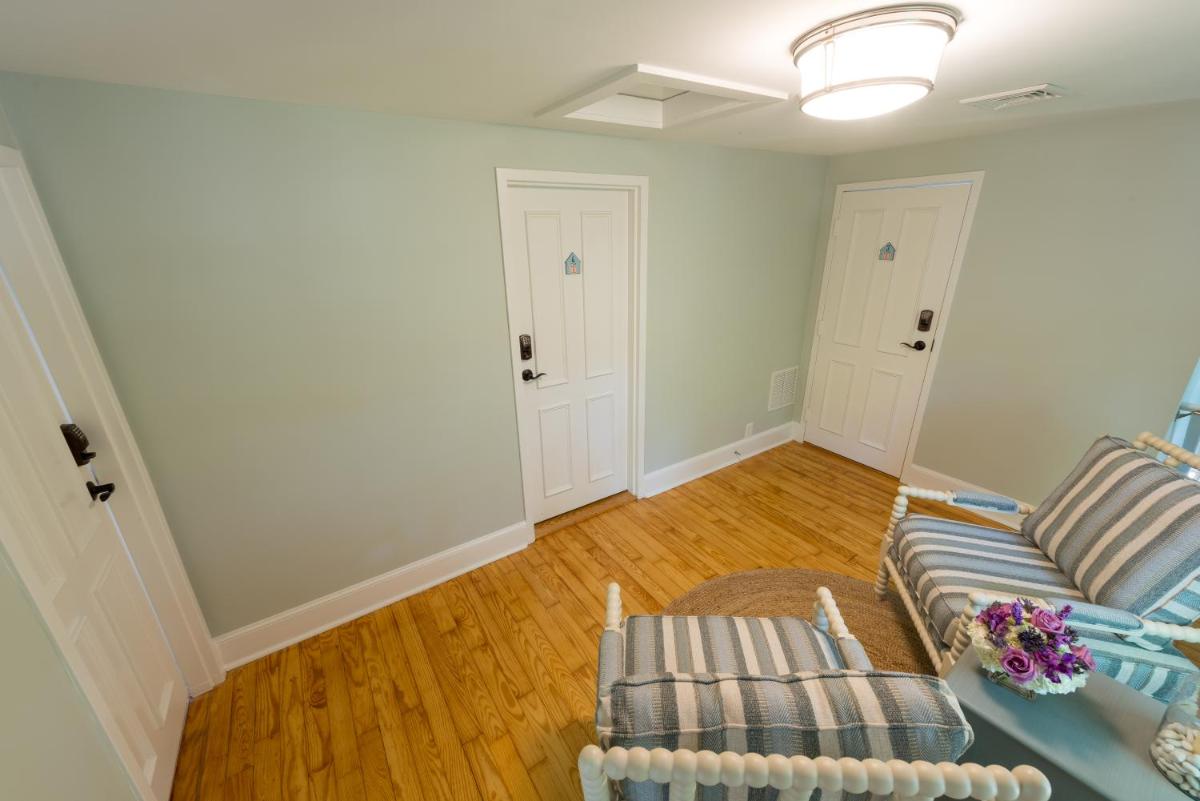 Town & Tide Inn - image 6