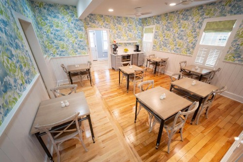 Town & Tide Inn - image 8