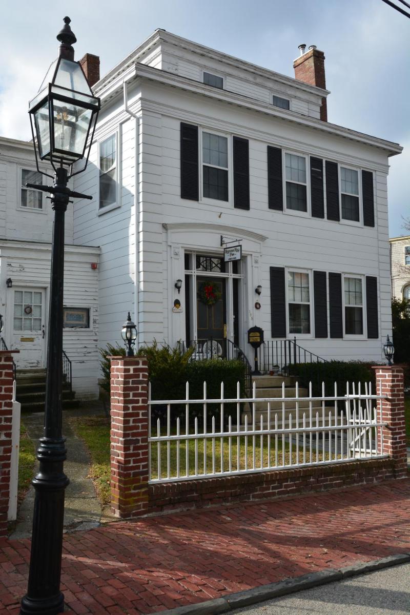 Historic Hill Inn - image 7
