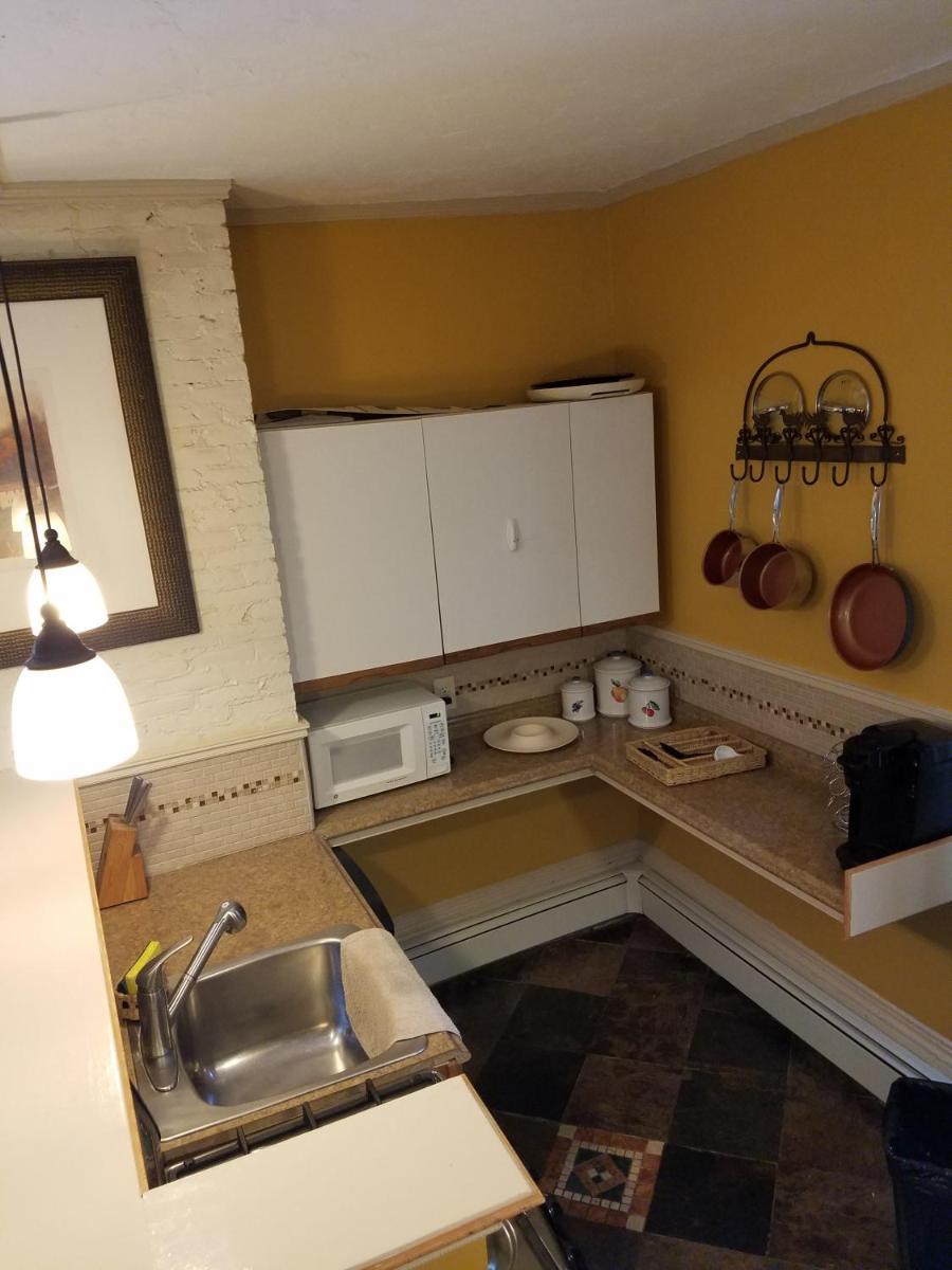 Burbank Rose Inn Bed & Breakfast - image 7