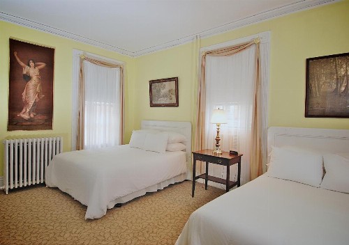 Yankee Peddler Inn - image 16