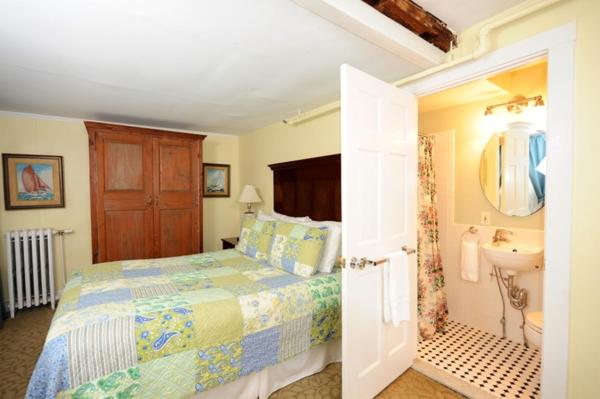 Yankee Peddler Inn - image 2
