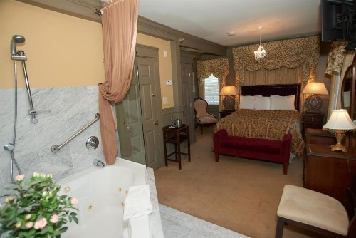 Bellevue Manor - image 25