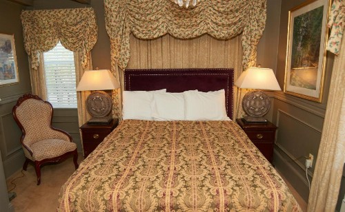 Bellevue Manor - image 8