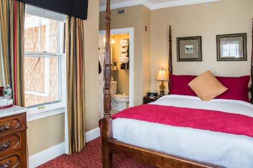 Almondy Inn Bed & Breakfast - image 29