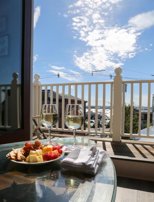 Almondy Inn Bed & Breakfast - image 3