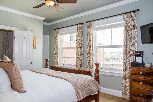 Almondy Inn Bed & Breakfast - image 4