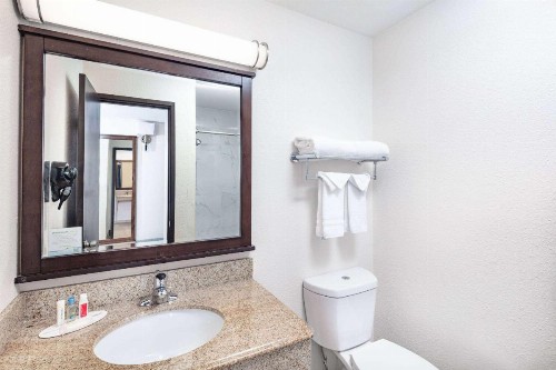 Travelodge by Wyndham Newport - image 27