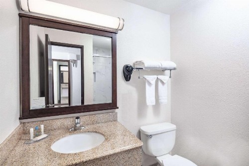 Travelodge by Wyndham Newport - image 28