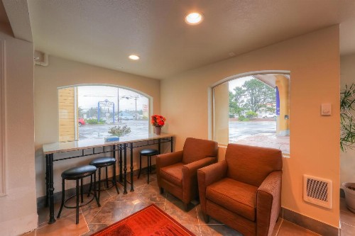 Newport Inn and Suites - image 11