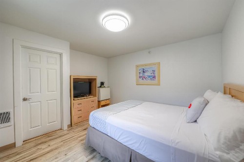 Newport Inn and Suites - image 2