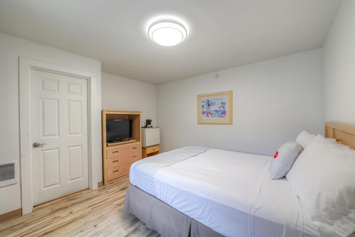 Newport Inn and Suites - image 2
