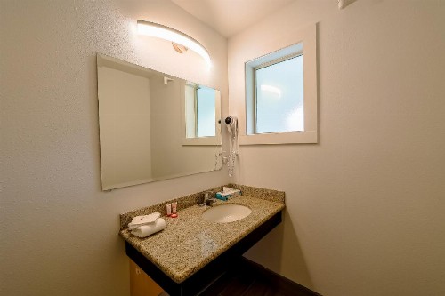 Newport Inn and Suites - image 29