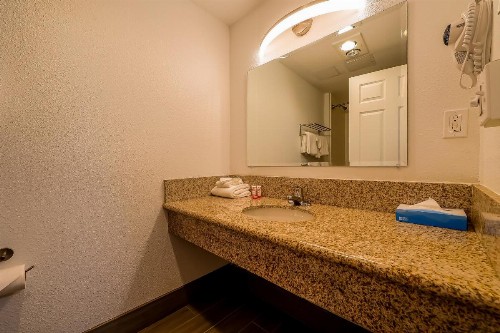 Newport Inn and Suites - image 4