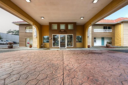 Newport Inn and Suites - image 5