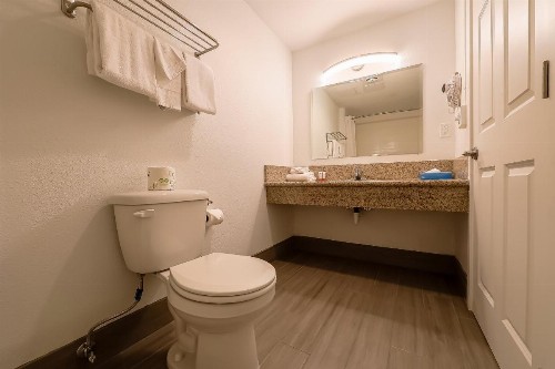 Newport Inn and Suites - image 8