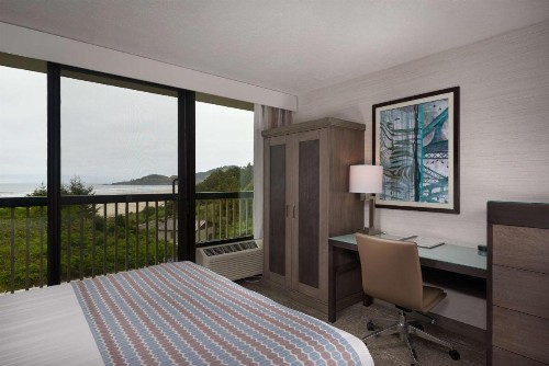 Best Western Plus Agate Beach Inn - image 10