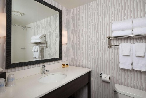 Best Western Plus Agate Beach Inn - image 4