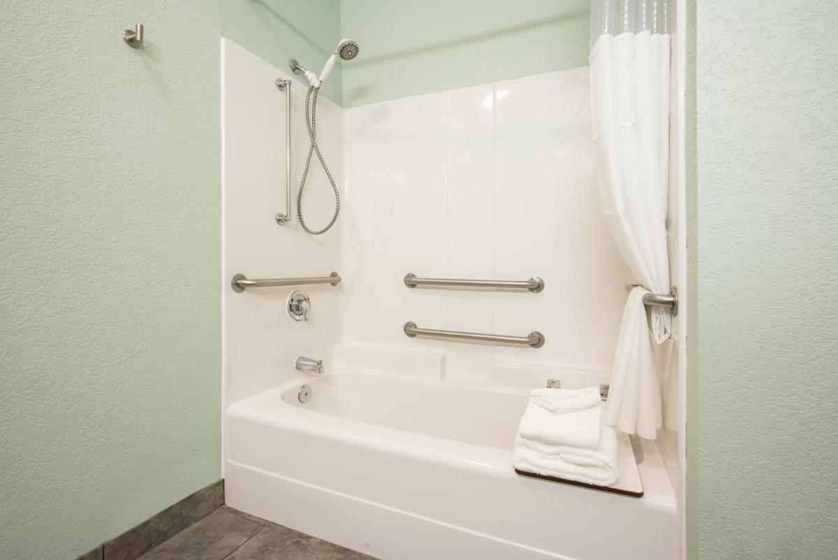 La Quinta by Wyndham Newport - image 4
