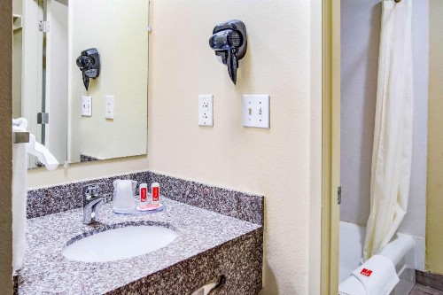 Econo Lodge Newport - image 11
