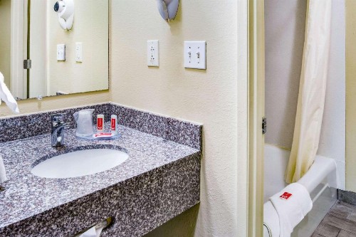 Econo Lodge Newport - image 23