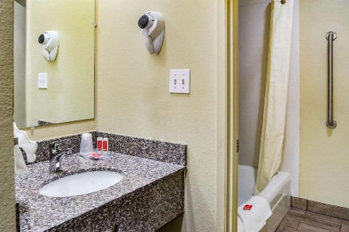 Econo Lodge Newport - image 4