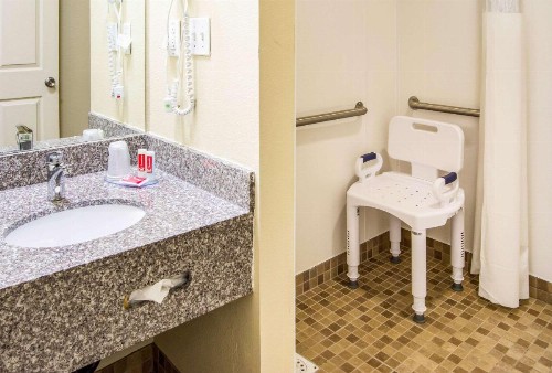 Econo Lodge Newport - image 8