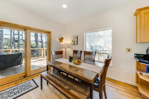 Yaquina Lighthouse View Beach Home - image 3