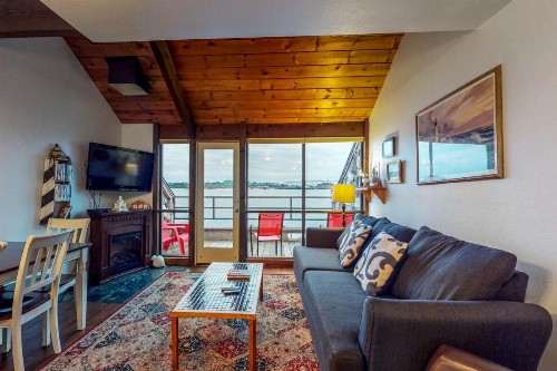 Yaquina Bay Getaway - image 12