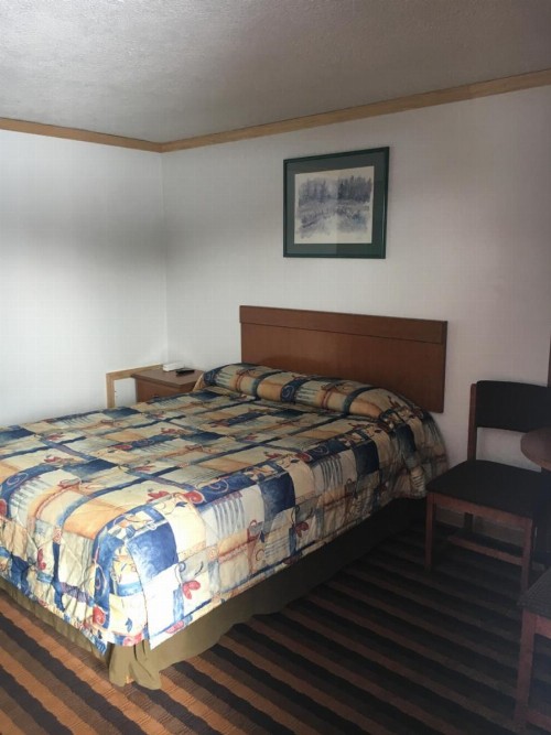 Budget Lodge Newton Falls - image 9
