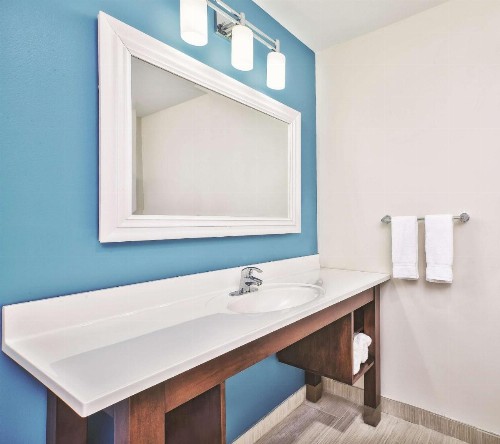 La Quinta by Wyndham Niagara Falls - image 11