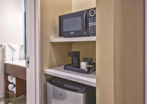 La Quinta by Wyndham Niagara Falls - image 12