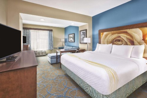 La Quinta by Wyndham Niagara Falls - image 13