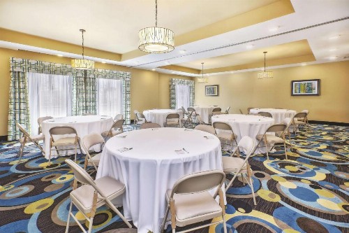 La Quinta by Wyndham Niagara Falls - image 16
