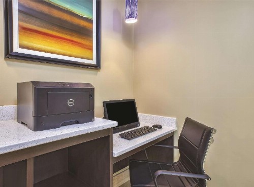 La Quinta by Wyndham Niagara Falls - image 24
