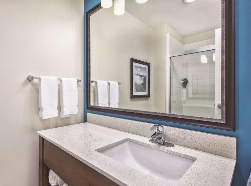 La Quinta by Wyndham Niagara Falls - image 7