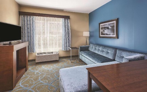 La Quinta by Wyndham Niagara Falls - image 8