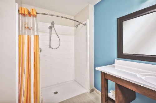 La Quinta by Wyndham Niagara Falls - image 9