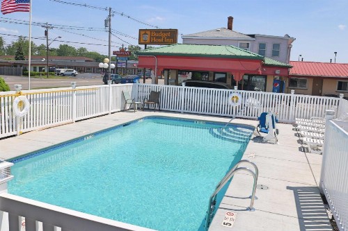 Budget Host Inn Niagara Falls - image 1