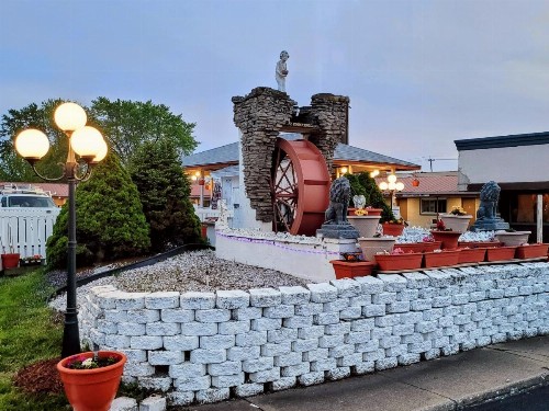 Budget Host Inn Niagara Falls - image 20