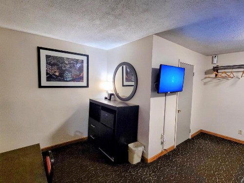 Budget Host Inn Niagara Falls - image 30