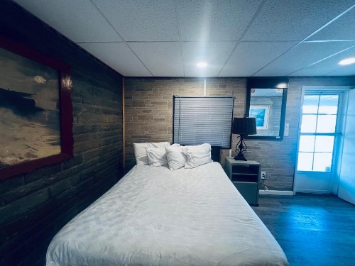 Falls Motel - image 9