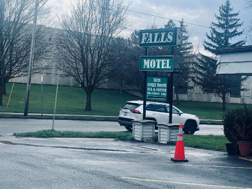 Falls Motel - image 7