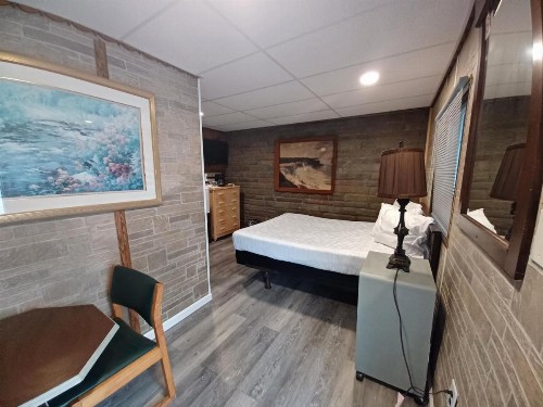 Falls Motel - image 8